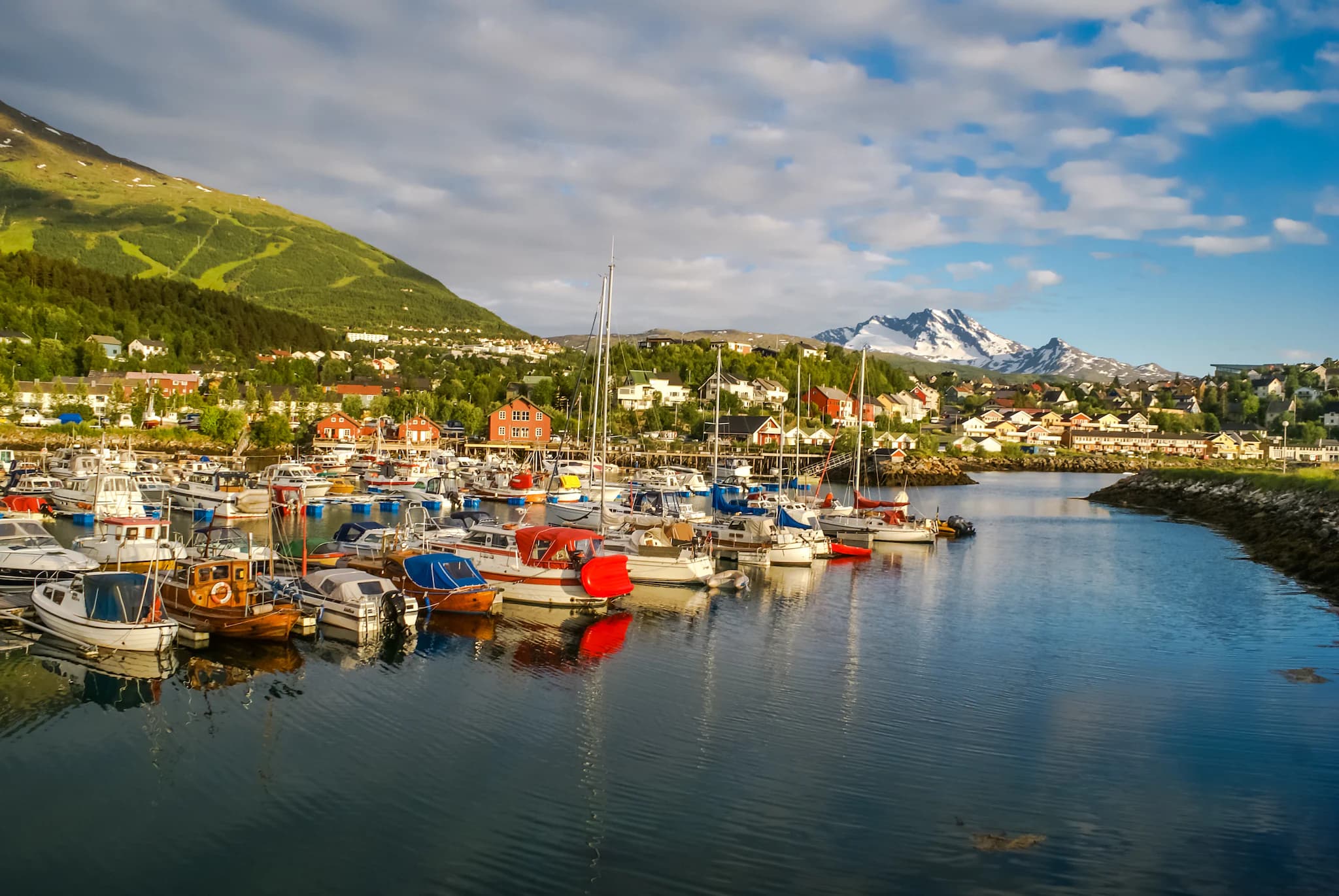 Narvik by ved kveldstid