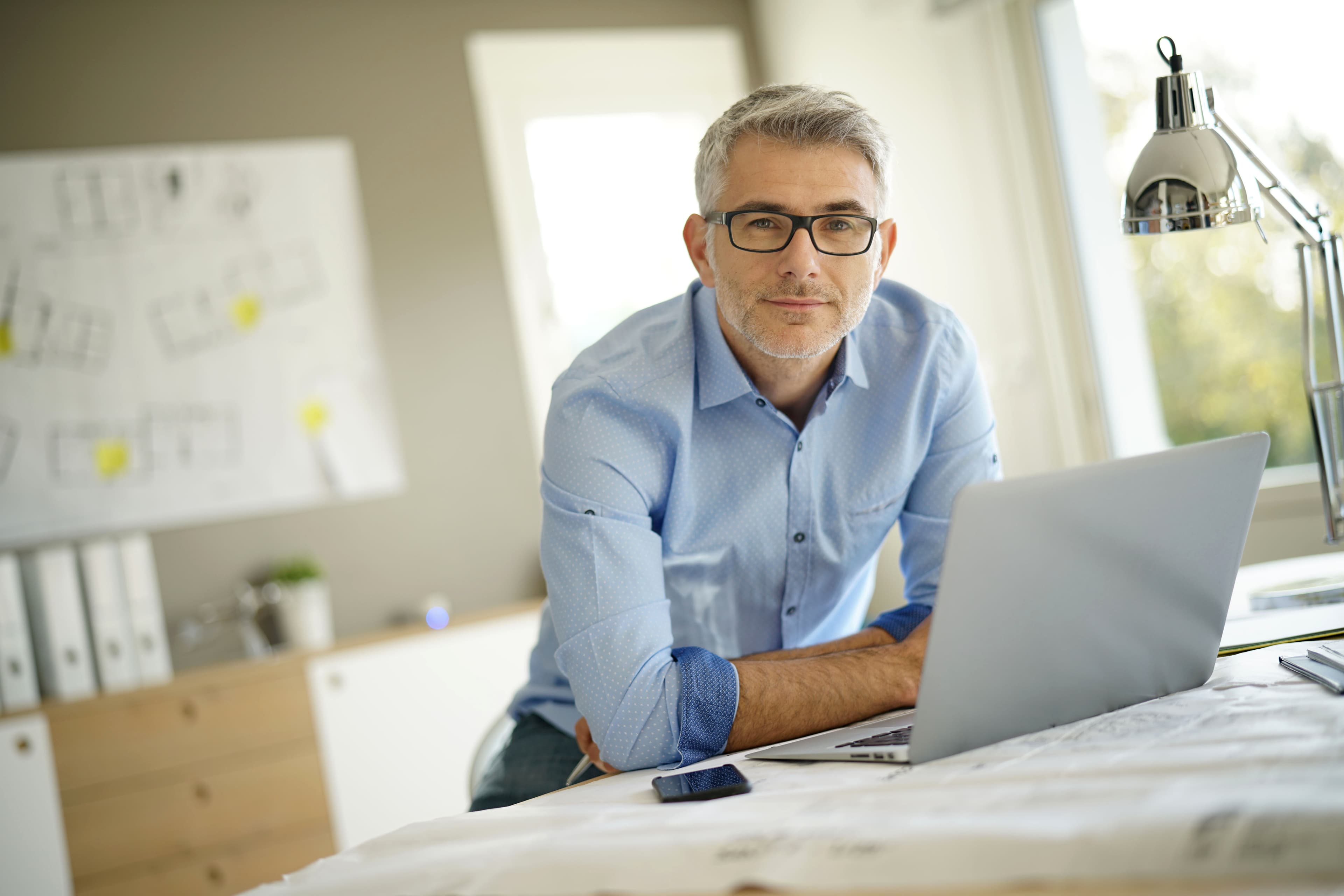 Brannrådgiver ser gjennom branntegninger